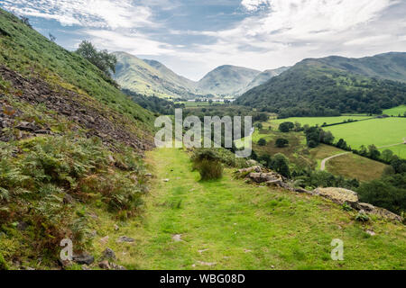 Hikking zwischen Sykeside und Winkel Tarn im Patterdale, Cumbria im englischen Lake District an einem heißen Sommertag Stockfoto