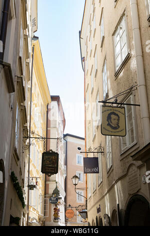 Salzburg, Austria-September 24,2017: Straße mit verschiedenen Speichern Sie Namen in die Stadt Salzburg Stadt Stockfoto