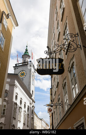 Salzburg, Austria-September 24,2017: Straße mit verschiedenen Speichern Sie Namen in die Stadt Salzburg Stadt Stockfoto