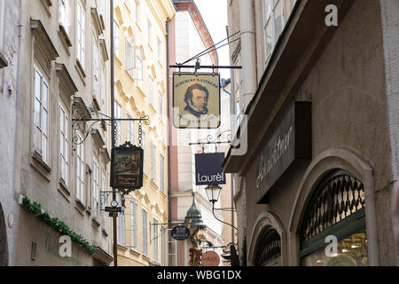 Salzburg, Austria-September 24,2017: Straße mit verschiedenen Speichern Sie Namen in die Stadt Salzburg Stadt Stockfoto