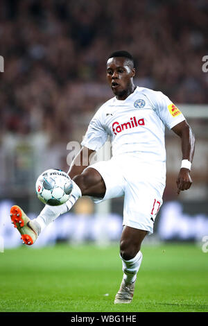 Hamburg, Deutschland. 26 Aug, 2019. Fussball: 2. Fussballbundesliga, 4. Spieltag, FC St. Pauli - Holstein Kiel im Millerntor Stadion. Kieler Makana Baku spielt den Ball. Credit: Christian Charisius/dpa - WICHTIGER HINWEIS: In Übereinstimmung mit den Anforderungen der DFL Deutsche Fußball Liga oder der DFB Deutscher Fußball-Bund ist es untersagt, zu verwenden oder verwendet Fotos im Stadion und/oder das Spiel in Form von Bildern und/oder Videos - wie Foto Sequenzen getroffen haben./dpa/Alamy leben Nachrichten Stockfoto