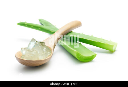 Aloe vera und Aloe vera Würfel auf holzlöffel auf weißem Hintergrund- clipping path enthalten Stockfoto