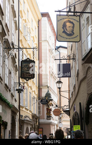 Salzburg, Austria-September 24,2017: Straße mit verschiedenen Speichern Sie Namen in die Stadt Salzburg Stadt Stockfoto