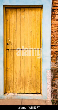 Trinidaad, Kuba 26.November 2017 - Gelb auf Blau und Wand Stockfoto