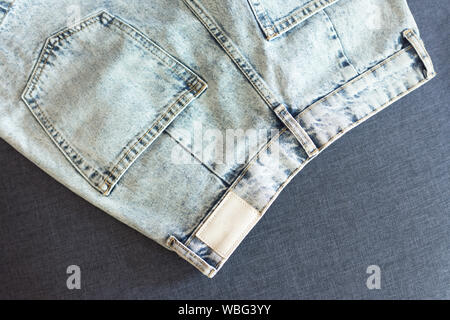 Leer Leder Jeans label Nähte auf einer blauen Jeans. Jeans mit Label Draufsicht auf Blue Background. Mockup für Design. Stockfoto