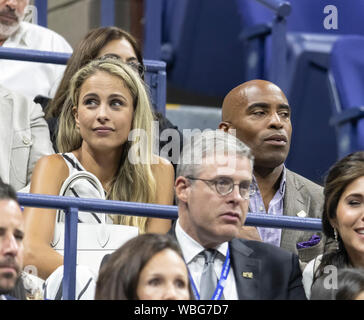 New York, NY - 26. August 2019: Traci Lynn Johnson & Tiki Barber besuchen die 1. Runde der US Open Tennis Meisterschaft zwischen Roger Federer (Schweiz) und Sumit Nagal (Indien) zu Billie Jean King National Tennis Center Stockfoto