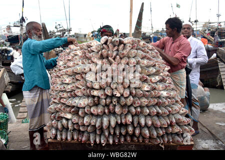 (190827) - Peking, 27.08.2007 2019 (Xinhua) - ein Haufen von Fisch auf einem Fischmarkt in Bangladeschs Hafenstadt Chittagong, Aug 24, 2019 gesehen. (Str/Xinhua) Stockfoto