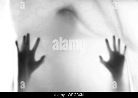 Schatten Unschärfe der Horror Mann. die Hände auf dem weißen Tuch. Halloween Hintergrund. Schwarz-weiss Bild. Blur Bild Stockfoto