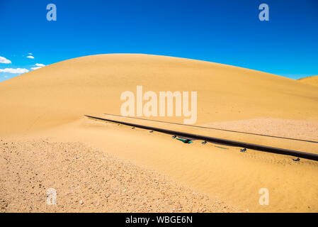 Bahngleise nach Sandsturm, Namibia Stockfoto