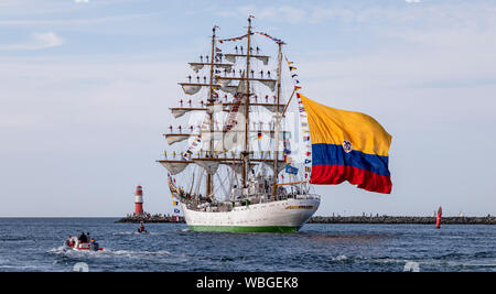 Hafen Warnemünde, Deutschland - 11.08.2019: Training Schiff "Gloria" der Kolumbianischen Marine vorbei an der Rundumleuchte ist Segeln Stockfoto
