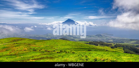 Insel Pico mit Vulkan Mount Pico, Azoren - Ansicht von der Insel Faial Stockfoto