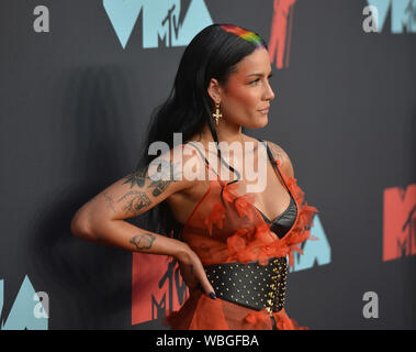 Newark, USA. 26 Aug, 2019. NEWARK, New Jersey - 26. August: Halsey besucht die 2019 MTV Video Music Awards im Prudential Center am 26. August 2019 in Newark, New Jersey. Credit: MediaPunch Inc/Alamy leben Nachrichten Stockfoto