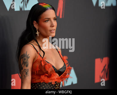 Newark, USA. 26 Aug, 2019. NEWARK, New Jersey - 26. August: Halsey besucht die 2019 MTV Video Music Awards im Prudential Center am 26. August 2019 in Newark, New Jersey. Credit: MediaPunch Inc/Alamy leben Nachrichten Stockfoto