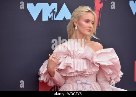 Newark, USA. 26 Aug, 2019. NEWARK, New Jersey - 26. August: Zara Larsson besucht die 2019 MTV Video Music Awards im Prudential Center am 26. August 2019 in Newark, New Jersey. Credit: MediaPunch Inc/Alamy leben Nachrichten Stockfoto