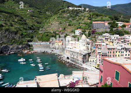 Vernazza, einer der berühmten Cinque Terre Fischerdörfer jetzt ein großer Sommer Reiseziel - Italien Stockfoto