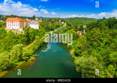 Panoramablick auf den Fluss Kupa und Ozalj Burg in der Stadt Ozalj, Kroatien, drone Luftaufnahme Stockfoto