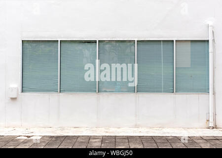 Windows blinds in modernes Gebäude. Alte Fenster mit Rollläden Muster an der Wand. Stockfoto