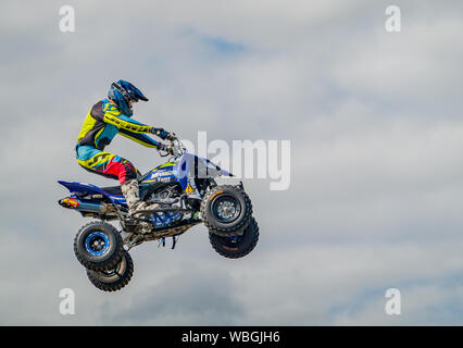 Nahaufnahme eines Stuntman, während in der Luft springen ein Quad bei einer Demonstration an der Monster Truck Staatsangehörigen in Santa Pod raceway statt Stockfoto