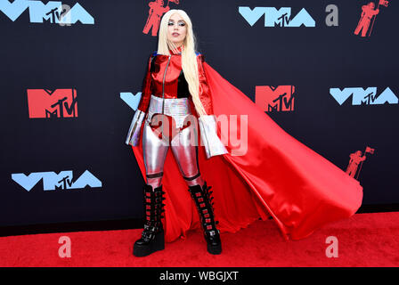 Ava Max an den MTV Video Music Awards 2019 im Prudential Center in Newark, New Jersey statt. Stockfoto