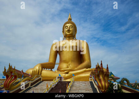 Ein riesiger, Gold sitzender Buddha im Wat Muang in Ang Thong, Thailand. Stockfoto