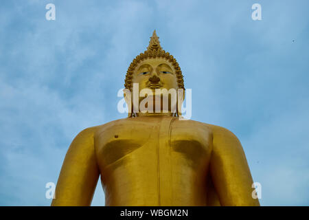 Ein riesiger, Gold sitzender Buddha im Wat Muang in Ang Thong, Thailand. Stockfoto