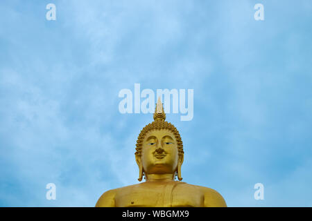 Ein riesiger, Gold, sitzender Buddha im Wat Muang in Ang Thong, Thailand. Leer, negativer Platz für Text, Informationen. Stockfoto