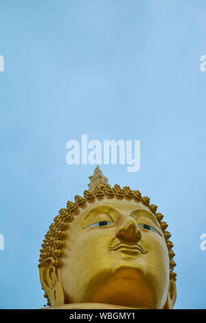 Ein riesiger, Gold, sitzender Buddha im Wat Muang in Ang Thong, Thailand. Leer, negativer Platz für Text, Informationen. Stockfoto