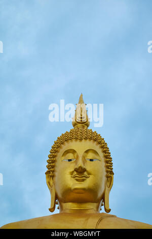 Ein riesiger, Gold, sitzender Buddha im Wat Muang in Ang Thong, Thailand. Leer, negativer Platz für Text, Informationen. Stockfoto