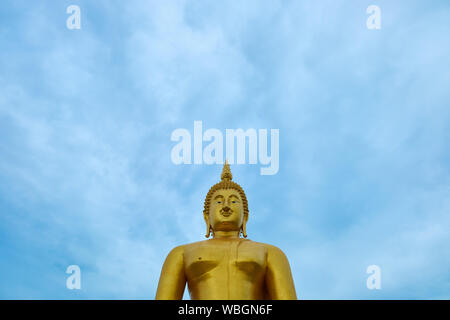 Ein riesiger, Gold, sitzender Buddha im Wat Muang in Ang Thong, Thailand. Leer, negativer Platz für Text, Informationen. Stockfoto