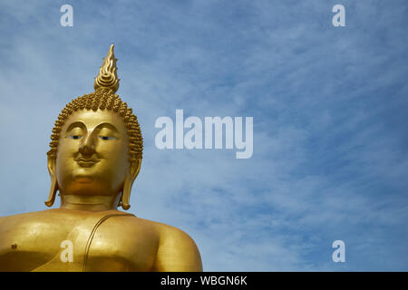 Ein riesiger, Gold, sitzender Buddha im Wat Muang in Ang Thong, Thailand. Leer, negativer Platz für Text, Informationen. Stockfoto