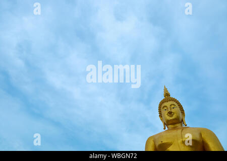 Ein riesiger, Gold, sitzender Buddha im Wat Muang in Ang Thong, Thailand. Leer, negativer Platz für Text, Informationen. Stockfoto