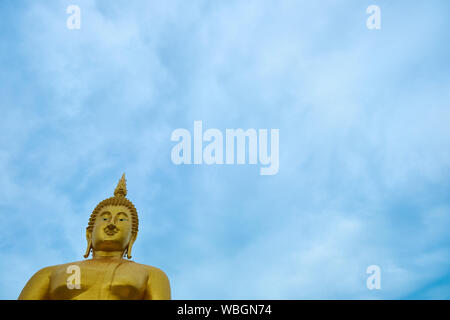 Ein riesiger, Gold, sitzender Buddha im Wat Muang in Ang Thong, Thailand. Leer, negativer Platz für Text, Informationen. Stockfoto