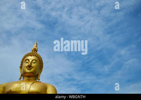 Ein riesiger, Gold, sitzender Buddha im Wat Muang in Ang Thong, Thailand. Leer, negativer Platz für Text, Informationen. Stockfoto