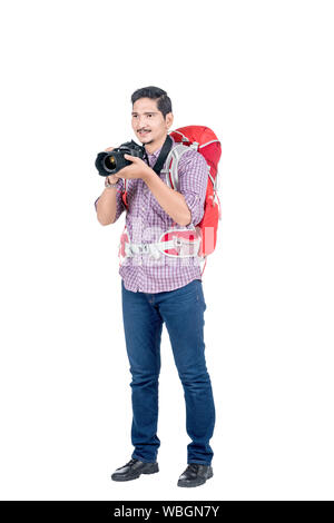 Asiatischer Mann mit einem Rucksack mit einer Kamera Bilder auf weißem Hintergrund nehmen Stockfoto