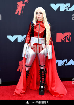 Ava Max an den MTV Video Music Awards 2019 im Prudential Center in Newark, New Jersey statt. Stockfoto