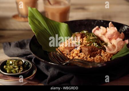 Nasi Goreng Rendang. Indonesischen gebratenen Reis mit Rindfleisch Rendang und seine Gewürzmischung Stockfoto