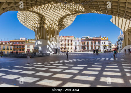 Schachbrettmuster auf dem Boden der Setas de Sevilla in Spanien Stockfoto