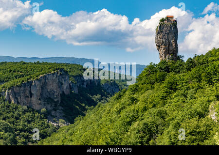 Katskhi Säule ist ein einzelnes 120 Fuß hoch aufragenden Säule der Rock mit eine kleine Zelle für einen einzelnen Mönch an der Oberseite Stockfoto