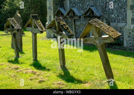 Holzkreuz Grabsteinen Burgh-next-Aylsham Kirche Stockfoto