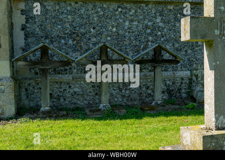 Holzkreuz Grabsteinen Burgh-next-Aylsham Kirche Stockfoto