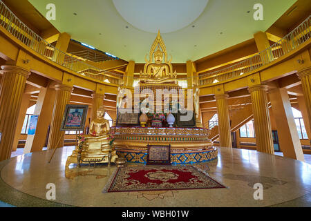 Buddha Statue auf einer der Ebenen im Pyramid Tower in Wat Tha Ittharam in Ang Thong, Thailand. Stockfoto