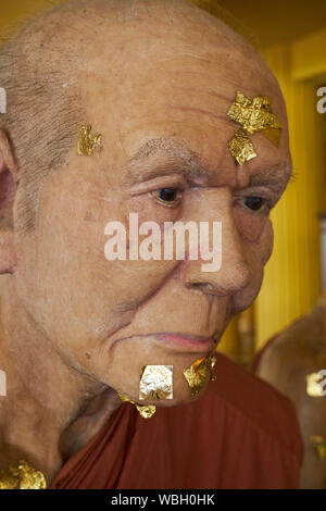 Wachs Mönch mit Blattgold auf seinem Gesicht am Wat Tha Ittharam in Ang Thong, Thailand. Stockfoto