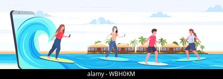 Surfer mit Handys das Surfen auf den Wellen Männer Frauen auf Surfboards Sommerferien digitale Technologie Konzept der Bildschirm des Smartphones online mobile App flach Stock Vektor