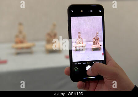 (190827) - ZHENGZHOU, Aug 27, 2019 (Xinhua) - ein Besucher nimmt ein Bild von Exponaten während der Chinesischen Sport Heritage Ausstellung in Zhengzhou Museum in Zhengzhou, Hauptstadt der zentralchinesischen Provinz Henan, Aug 26, 2019 statt. Über 175 Exponate wurden auf dem Display während der Ausstellung, die aus hier Montag trat. (Xinhua/Li an) Stockfoto