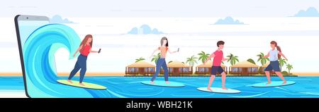 Surfer mit Handys das Surfen auf den Wellen Männer Frauen auf Surfboards Sommerferien digitale Technologie Konzept der Bildschirm des Smartphones online mobile App flach Stock Vektor