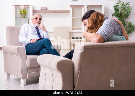 Das junge Paar besuchen erfahrener Arzt Psychologe Stockfoto