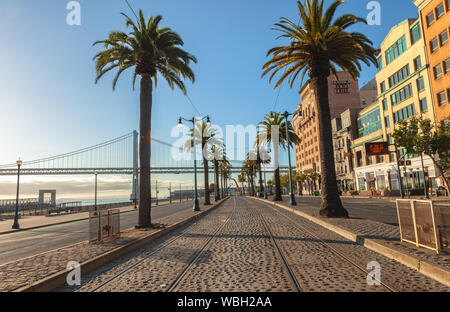 Schienen für Trolleybusse und die Landschaft von Embarcadero Street in San Francisco, Kalifornien, USA Stockfoto