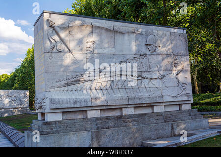 Berlin, Deutschland - 14 August 2019: Wall Art in das Sowjetische Ehrenmal im Treptower Park in Berlin. Es wurde gebaut, um die sowjetischen Soldaten, die Di zu gedenken. Stockfoto