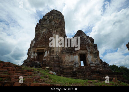 Ein Blick auf die wichtigsten Chedi, Stupa im Wat Phra Phrasi Rattana Mahathat in Lopburi, Thailand. Stockfoto