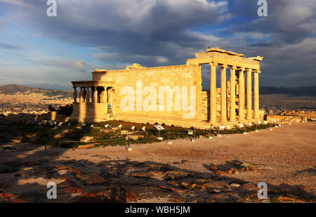 Erechtheion Tempel in Athen während der Sunrise. Die Ruinen der Tempel des Erechtheion und Tempel der Athene auf der Akropolis in Griechenland Stockfoto